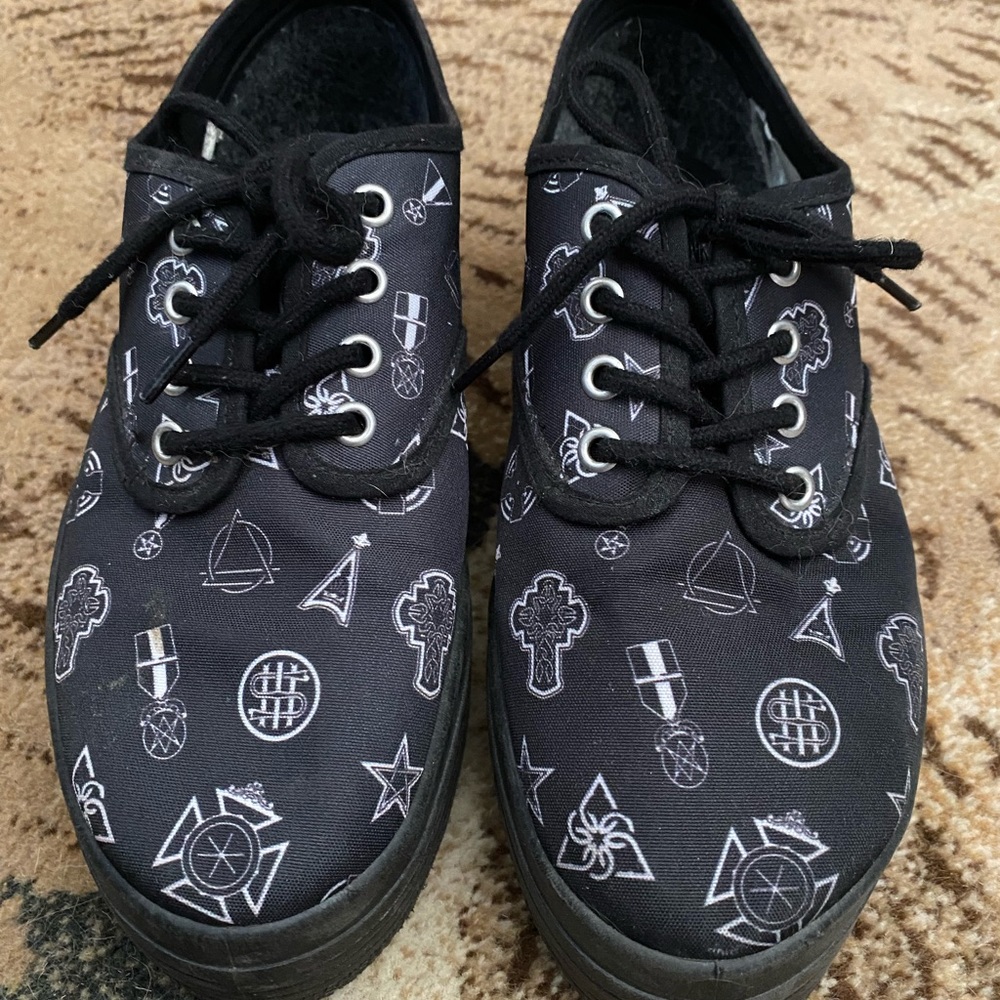 Rad little pair of platform eleven Paris shoes!